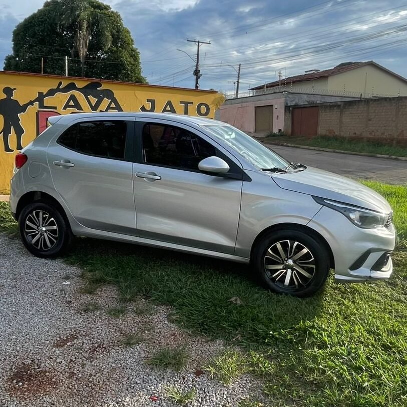 Fiat Argo prata limpo aguardando retirada no Lava Jato Destak em Inhumas