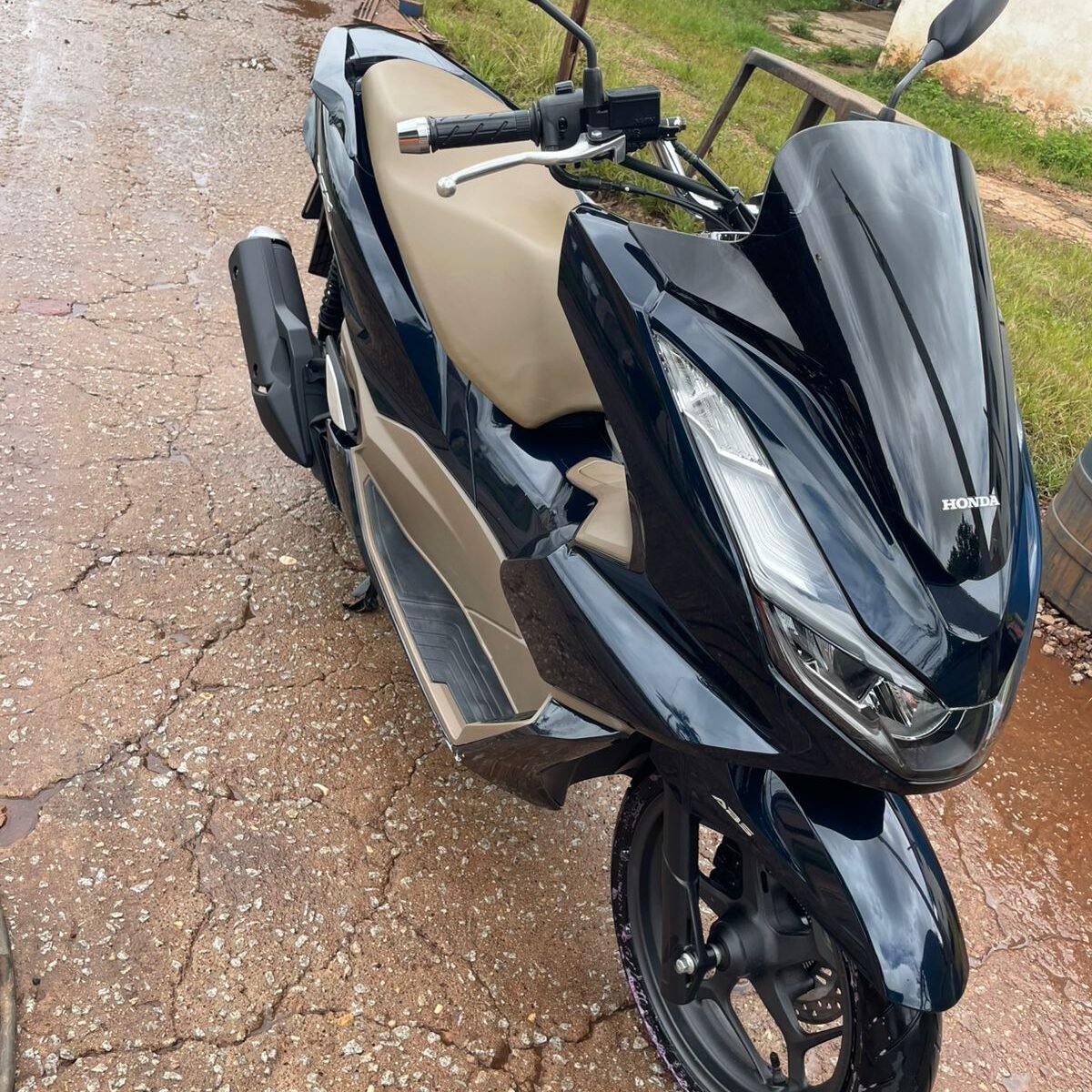 Moto Honda PCX preta limpa após lavagem profissional em Inhumas
