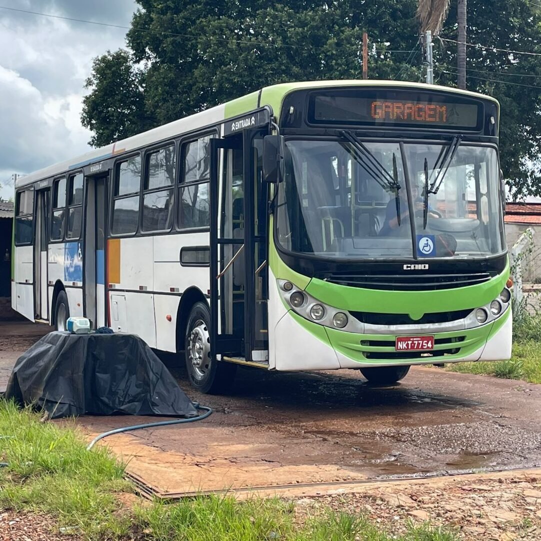 Ônibus limpo após lavagem completa aguardando retirada no Lava Jato Destak em Inhumas
