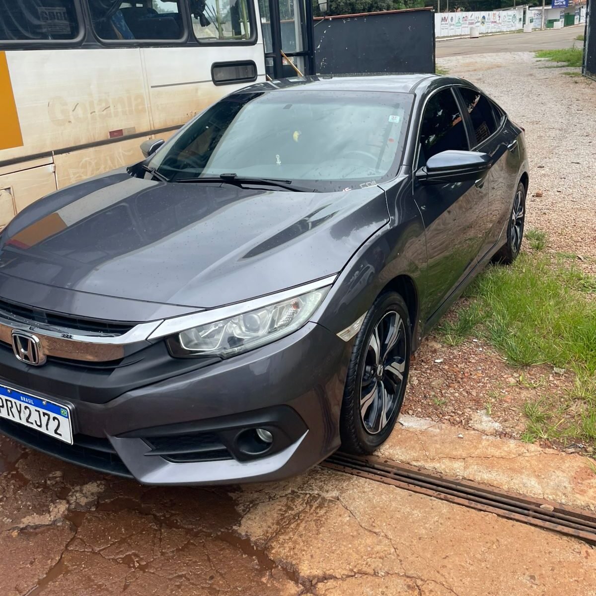 Honda Civic limpo saindo da base de lavagem para entrega ao cliente em Inhumas