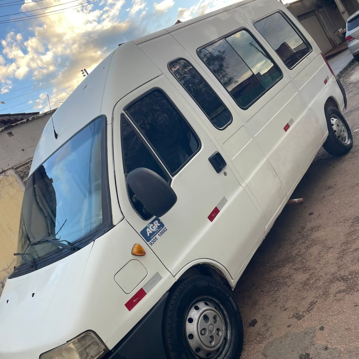 Van branca higienizada entregue ao cliente pelo Lava Jato Destak em Inhumas