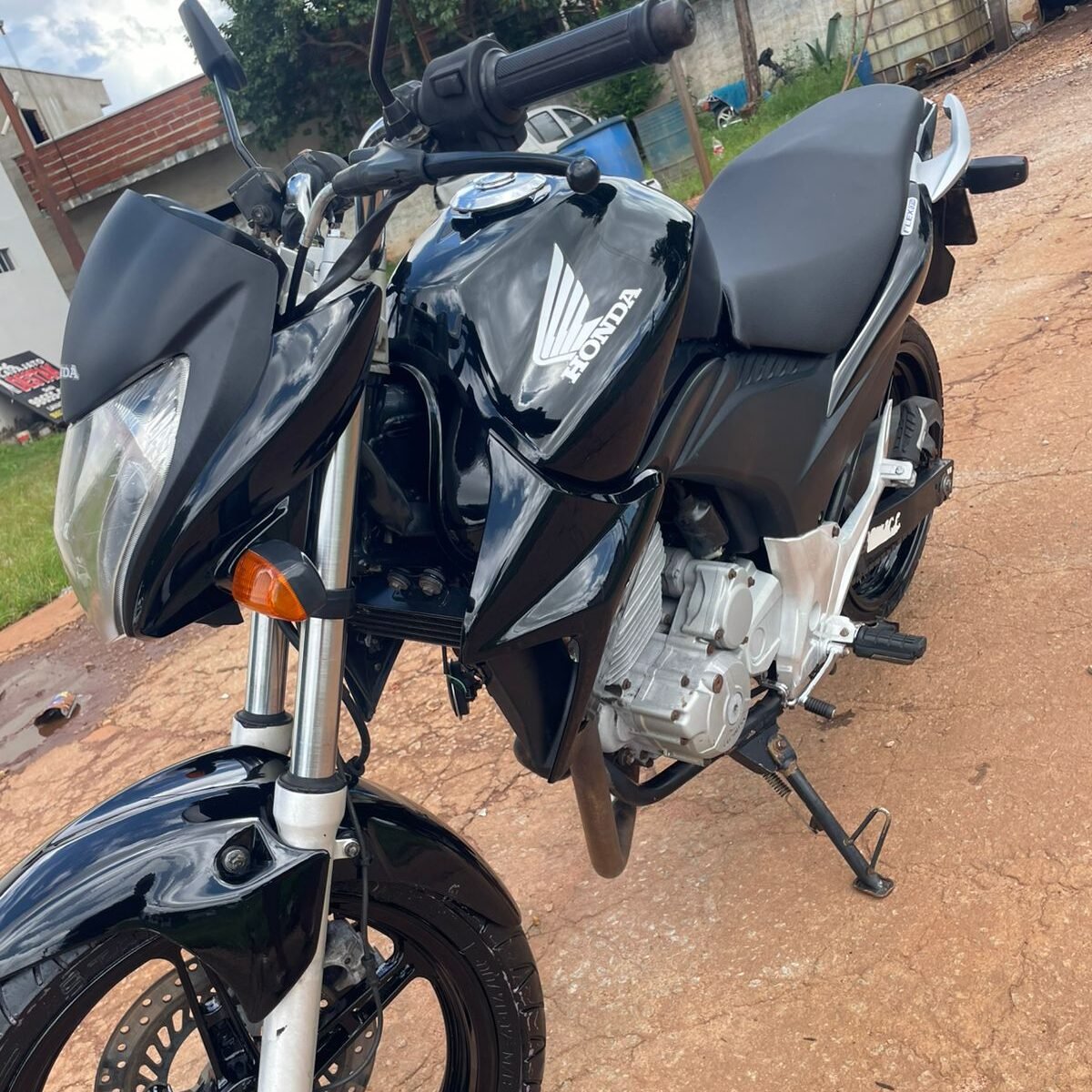 Honda CB 300 preta limpa após lavagem detalhada no Lava Jato Destak em Inhumas