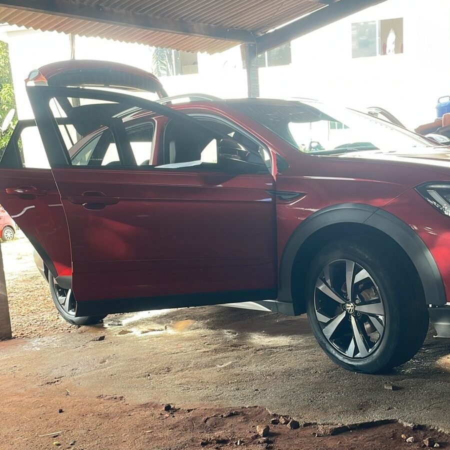 Volkswagen Nivus vinho na área de acabamento sendo finalizado no Lava Jato Destak em Inhumas