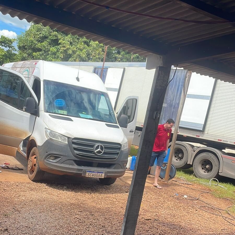 an Mercedes ainda suja aguardando lavagem completa no Lava Jato Destak em Inhumas