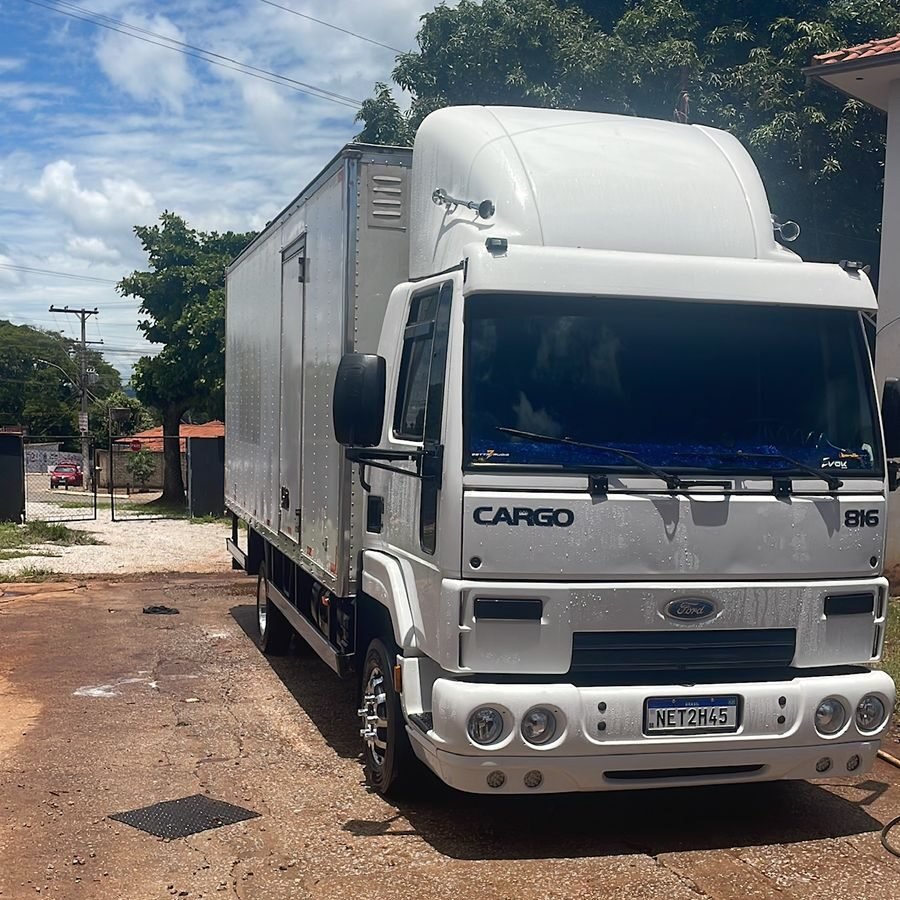 Caminhão Cargo baú branco limpo após lavagem profissional no Lava Jato Destak em Inhumas
